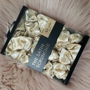 Satin scrunchie set of 5 leopard print blonde‎